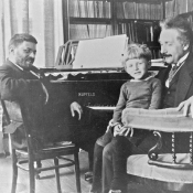 EINSTEIN A JEHO PŘÍTEL PAUL EHRENFEST V ROCE 1926